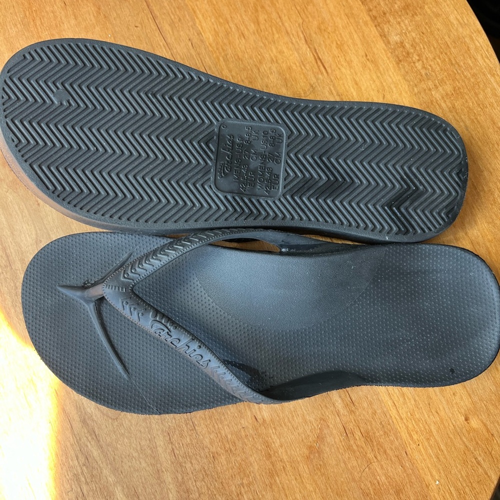 Classic Archies Black Flip Flop Sandals can be Women’s or Men’s. Mens size 9